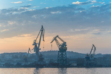 Obraz premium Dawn at the port