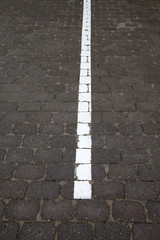 Fl&auml;che gepflastert, wei&szlig;e Linie