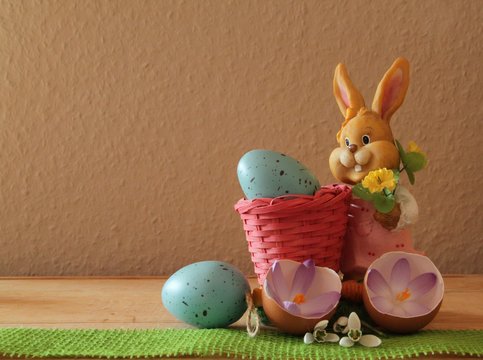 Frohe Ostern mit fr&ouml;hlicher Dekoration
