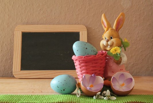 Osterdekoration mit Schiefertafel mit Platz f&uuml;r Text