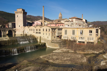 Fototapeta na wymiar Veduta panoramica di Fermignano e della cascata