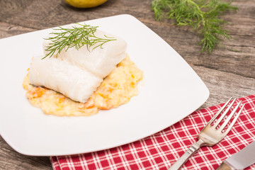 Teller mit Fisch und Püree