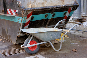 Schubkarre auf Baustelle