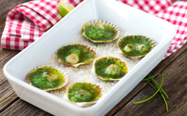 Baked  scallops with herb buter