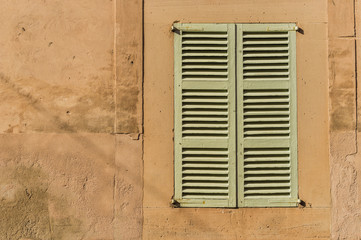 Fototapeta na wymiar Fensterläden Mediterran