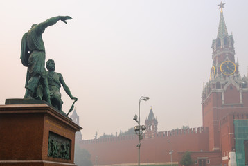 Fototapeta premium MOSCOW, RUSSIA - AUGUST 08, 2010: View of Kremlin during the smog in Moscow