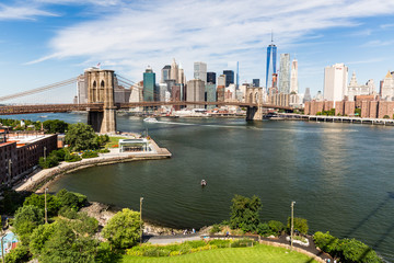 NEW YORK - AUGUST 22: Views of the Brooklyn Bridge on a summer d - obrazy, fototapety, plakaty