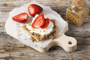 crisp bread with cottage cheese and berries