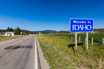 Welcome sign to Idaho State - 102085128