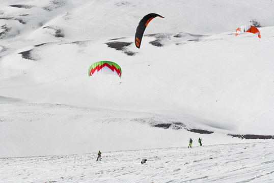 Snowkiters in action at world championship in Italy