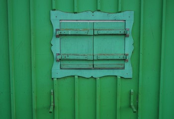 Fenster in altem Bootshaus - grün lackiertes Holz