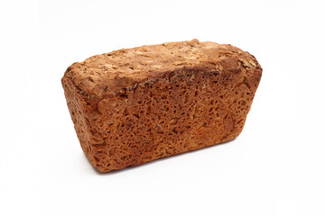 Ржаной цельнозерновой домашний хлеб на белом фоне