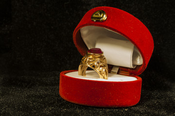 золотое кольцо с рубином © sergkul