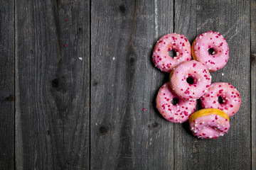 Różowe pączki na drewnianym tle