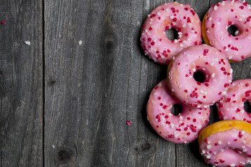 Różowe pączki na drewnianym tle