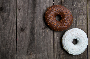 Okrągłe pączki na drewnianym tle