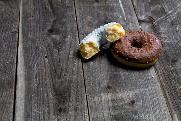 Okrągłe pączki na drewnianym tle