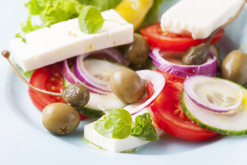 frischer griechischer Salat mit Oliven