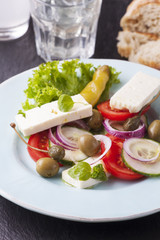 frischer griechischer Salat mit Oliven