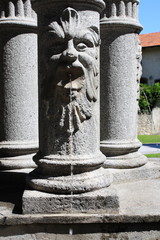 Brunnen mit Säulen und Gesicht aus Stein