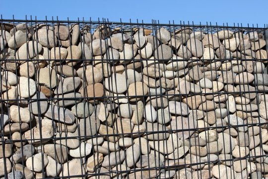 Cl&ocirc;ture en armature m&eacute;tallique remplie de galets