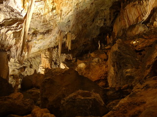 Пещера со сталактитами и сталагмитами