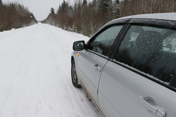 Машина на зимней дороге