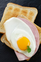 Spiegelei auf Kochschinken  und Toast