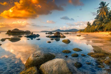 Crédence de cuisine en verre imprimé Mer / coucher de soleil Beau paysage de coucher de soleil avec des pierres de passerelle de mer