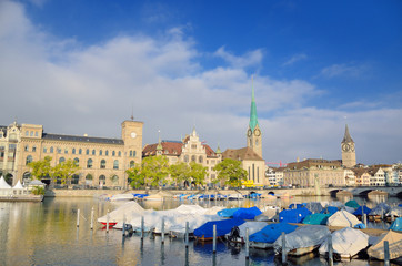 スイス　チューリッヒのリマト川と街並み