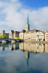 Fototapeta na wymiar スイス　チューリッヒのリマト川と街並み