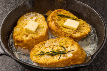 スキレットとフレンチトースト　French toast of the iron pan