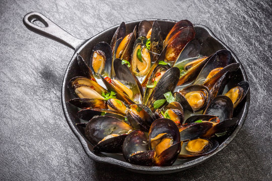 スキレットで作るムール貝のワイン蒸し　Wine steaming of the mussel