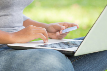 Naklejka premium closeup woman using credit card purchase on internet