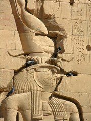altägyptischer Falkengott Horus mit nistenden Tauben  im Relief
