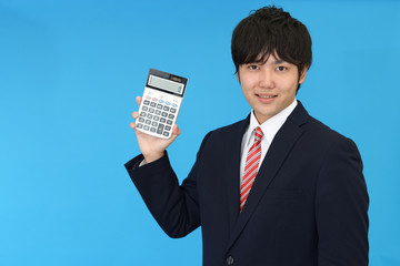 計算機を持つ笑顔のビジネスマン