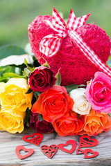 Herzen mit einem bunten Rosenstrauß
