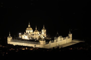 Monasterio del Escorial iluminado por la noche