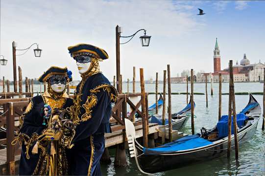 Fototapeta Couple in carnival mask in Venice.