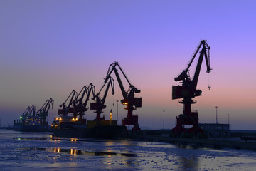 Obraz premium Port gantry crane is working