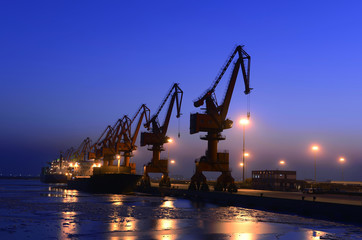 Obraz premium Port gantry crane is working