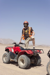 Mann auf Quad-Tour in der Wüste Abeuteuer