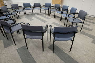 Kreis aus Stühlen in einem Seminar