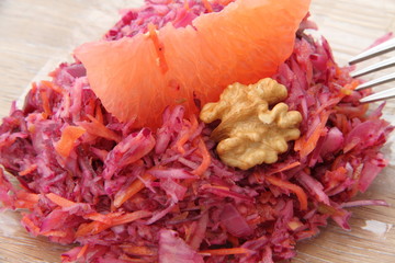 Rohkostsalat mit Grapefruit und Walnuss