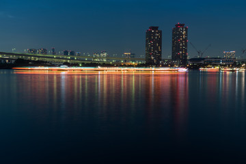 Naklejka premium High tower building at tokyo bay at night