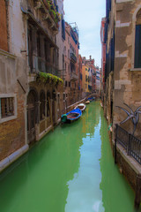Fototapeta na wymiar Wasser Gasse in Venedig