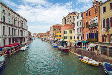Fototapeta na wymiar Canal Grande in Venedig mit Häuserfronten