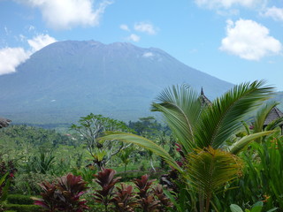 Fototapeta na wymiar Mount Agung, wunderschöne tropische Landschaft auf Bali, aktiver Vulkan Gunung Agung, Indonesien