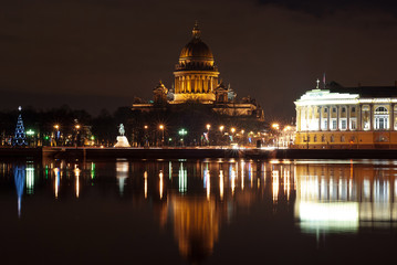 Fototapeta premium Исаакиевский собор в Санкт-Петербурге морозной зимней ночью