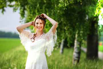 Fototapeta na wymiar Junge glückliche Braut im Frühling